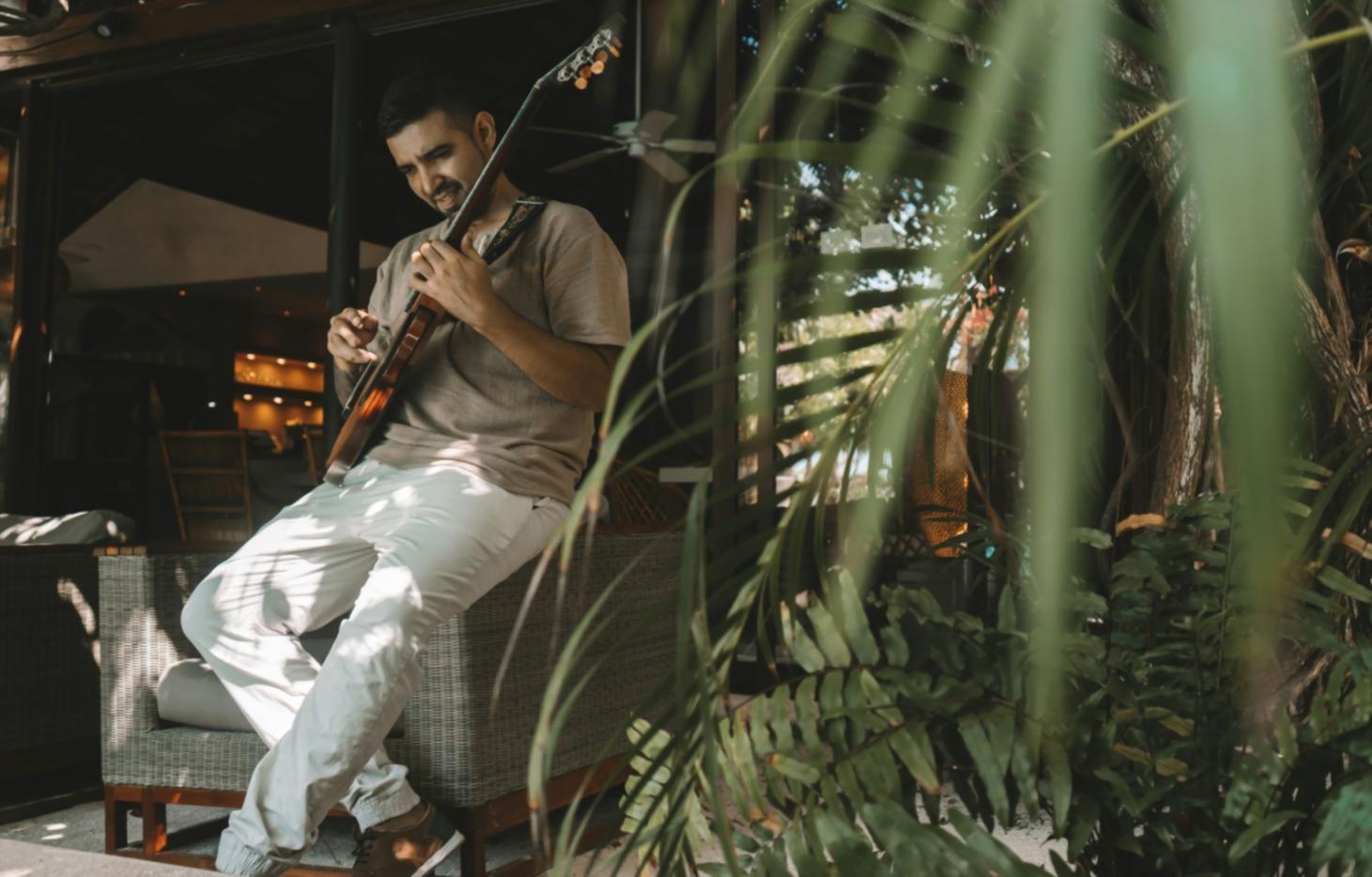 Мікшерний пульт і моніторна система у професійній студії